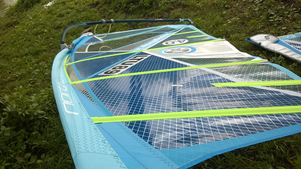 Giko zonoje matomas laisvumas prie stiebo. Jo dėka burė išsipučia nuo lengviausio gūsio ir "išsijungia" šuoliųmetu.